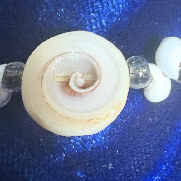 Very Pretty Delicate White Shell Stretch Bracelet. Measures 9inches unstretched. - Picture 4 of 16